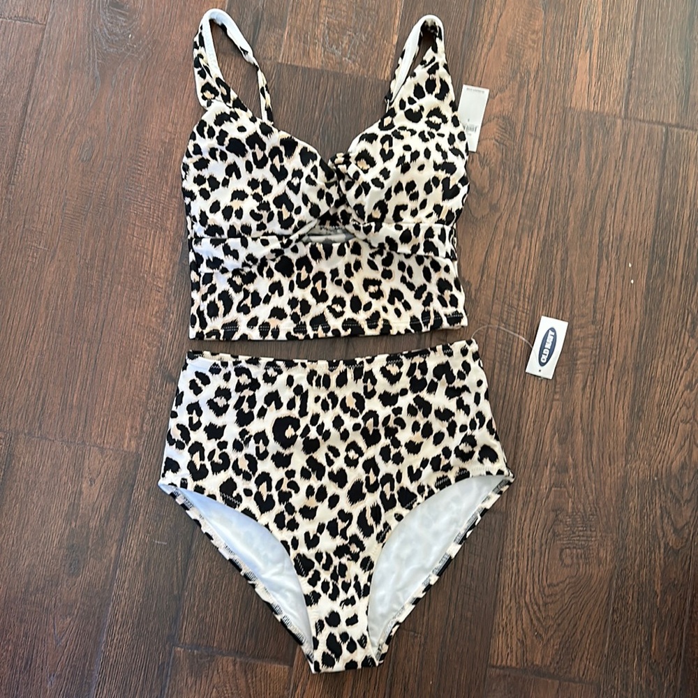 Size small two piece high waist swimsuit Old Navy. Leopard print. NWT